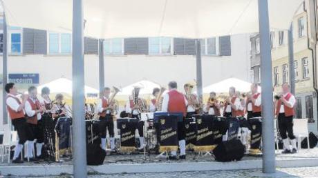 Die Rothtalmusikanten vor dem Ulmer Museum beim Paradekonzert, das seit 31 Jahren stattfindet.  