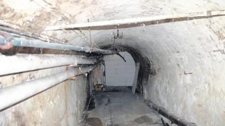 Durch diesen unterirdischen Gang wurden früher die Getränke und Bierfässer vom Keller in die Gaststätte transportiert. Das Tunnel führt unter der Kellmünzer Staigstraße hindurch.  