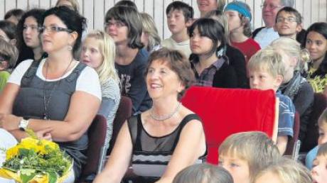 Ursula Fuhrmann auf ihrem roten Ehrenplatz mitten unter den Schülern und Lehrern der Lindenschule. Künftig wird ihre Tochter Sandra Kuhn (links) den Posten als Schulsekretärin einnehmen.  