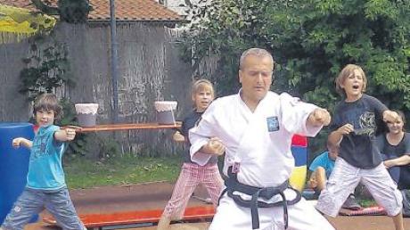 Hellfried Kröller von der Taekwondo-Schule Illertissen zeigte beim Ferienspaß den Anfängern, was die hohe Schule der Kampfkunst ist. Und bei der Mini-Star-Show am Ende wurde wieder Kleinholz gemacht.  