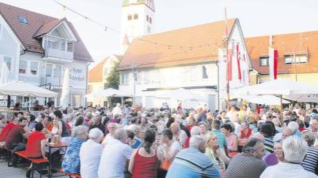 Tausende feierten bei hochsommerlichen Temperaturen die Altstadthockete auf dem Marktplatz der Illertisser Nachbarstadt Dietenheim jenseits der Iller.  