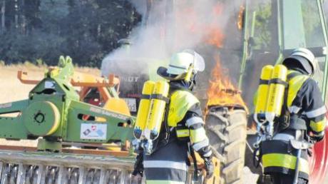 In hellen Flammen stand am Mittwochabend dieser Traktor auf einem Feld an der Staatsstraße 2031 zwischen Vöhringen und Bellenberg. Die Freiwillige Feuerwehr löschte den Brand schnell.  