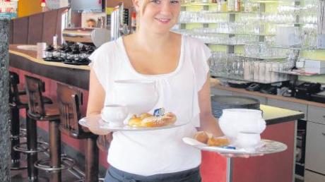 Linda Salzbrunn macht im Maristro in Illertissen eine Ausbildung zur Restaurantfachfrau. Vor allem weil ihr der Umgang mit den Gästen Spaß macht, hat sie sich für diesen Beruf entschieden.  