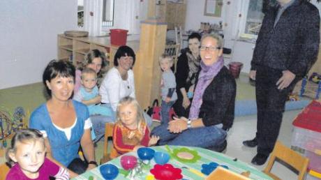 Gestern wurden fünf unter dreijährige Mädchen und Buben in die neu eröffnete „Interimskinderkrippe“ im „Haus der kleinen Strolche“ gebracht. Rechts im Bild Bürgermeister Gerhard Brosch sowie Kindergartenleiterin Antonia Staiger. 