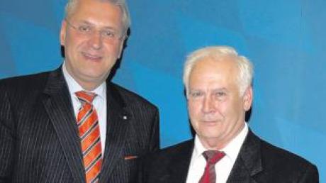 Für mehr als 40 Jahre in der Kommunalpolitik erhielt Helmut Kiechle von Innenminister Herrmann die bayerische Verdienstmedaille.  