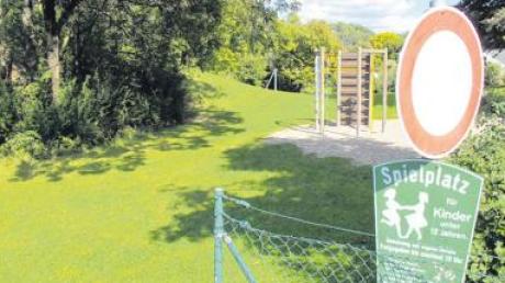 Von diesem Spielplatz in Altenstadt soll ein Jugendlicher einen Siebenjährigen ins Gebüsch mitgenommen und geschlagen haben.  