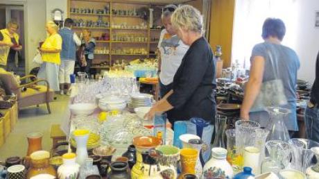 Der jüngste Flohmarkt im alten Pfarrheim in Altenstadt bot eine große Auswahl an Tassen, Tellern, Vasen und vielem mehr, was das Trödlerherz höher schlagen lässt.  