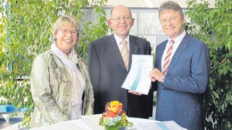Von links: Bellenbergs Bürgermeisterin Simone Vogt-Keller und Gewerbedirektor Harald Pfänder gratulierten Geschäftsführer Gerold Trommelschläger zum Ohris-Zertifikat.  