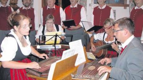 Die Unterrother Sänger (mit Hermann Dreier) in Begleitung ihrer traditionellen Saitenmusik (mit Cornelia Mayer) halten schwäbische Lieder lebendig. 