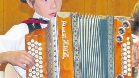 Beim Hoigarta der Aichheimer Musikanten trat auch der zwölfjährige Christof Schaf-roth auf. Er erntete viel Applaus.  