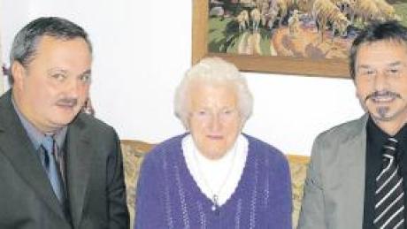 Zum 90. Geburtstag von Viktoria Weixler gratulierten auch Bürgermeister Gerhard Brosch (links) und sein Stellvertreter Hans-Peter Mayer (rechts). 