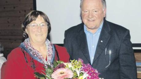 Als Anerkennung für ihr Engagement durfte Kreisvorsitzende Elfriede Brennich von ihrem Stellvertreter Helmut Mayer einen Blumenstrauß entgegen nehmen.  