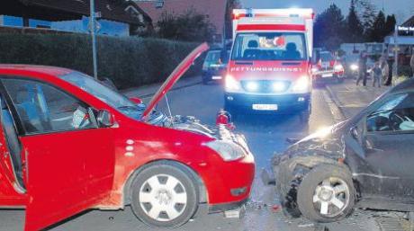 In Unterroth ereignete sich gestern morgen ein schwerer Unfall. Zwei Autos stießen frontal zusammen. Beide Fahrer, eine 25-Jährige und ein 45-Jähriger, wurden verletzt und mussten ins Krankenhaus eingeliefert werden. 