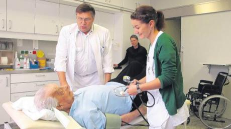 Die ersten Patienten haben die chirurgische Ambulanz im Altbau der Illertalklinik bereits angenommen. Darüber freuen sich Dr. Ivan Maksimenko, Sekretärin Simone Krischke und Schwester Helena Weiß.  
