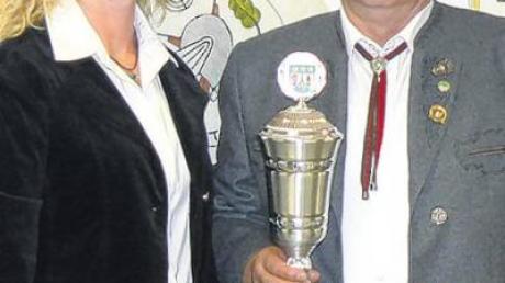 Bürgermeisterin Gabriele Janowsky überreichte den Gemeindepokal dem Vorsitzenden des Schützenvereins „Tell“ Kettershausen-Bebenhausen. 