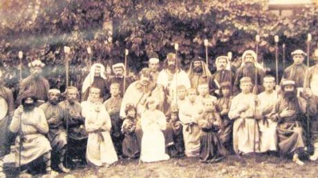 Ein Gruppenbild mit Seltenheitswert: Vor 100 Jahren wurde das Stück „Josef und seine Brüder“ gespielt. Da steckte die Fotografie noch in den Kinderschuhen.  