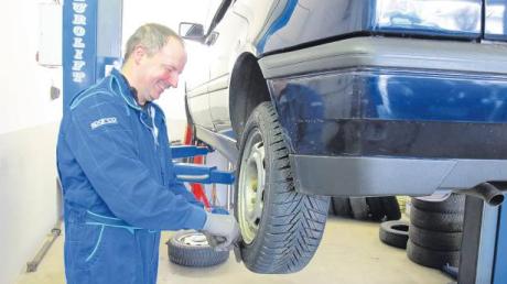 Klaus Möst von Reifen-Möst hat dieser Tage viel zu tun. In seiner Babenhauser Werkstatt montiert er pro Tag an etwa 30 Autos Winterreifen.  
