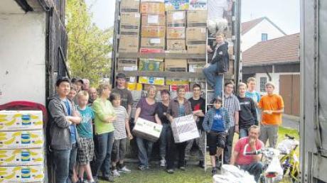 Jugendspieler beladen in Vöhringen den Lastwagen mit fast 1000 Paketen als Hilfslieferung an bedürftige Kinder in Tschernobyl.  