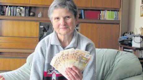 Juliana Pfister in ihrem Wohnzimmer. Die 62-Jährige kann kaum fassen, dass sie 1000 Euro gewonnen hat.  