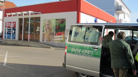 Nach dem Überfall auf den Getränkemarkt in Bellenberg: Die Polizei nimmt die Ermittlungen auf.