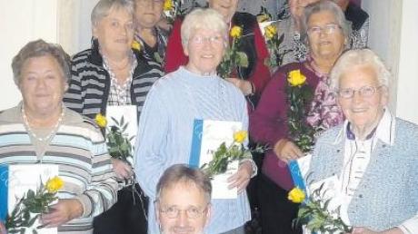Der Frauenbund Jedesheim stützt sich auf langjährige und aktive Vereinsmitglieder. Unser Bild zeigt die vielen Geehrten, die auf 25 Jahre Mitgliedschaft zurückblicken können, mit Diakon Christoph Schwarzer. 