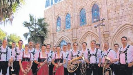 Für ihren Auftritt unter Palmen in Mallorca haben die Unterrother Bläser ihre Musikertracht den wärmeren Gefilden angepasst und dafür neu eingekleidet.  