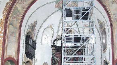 Putzteile lösen sich aus dem Chorbogen im Altarraum der St. Michaelskirche. Ein Gerüst wurde aufgebaut, damit sich Fachleute den Schaden aus der Nähe betrachten und eventuell dann auch reparieren können. 