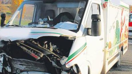 Beim Zusammenstoß zwischen diesem Klein-Laster und einem Auto im Bucher Ortsteil Rennertshofen wurden gestern Nachmittag zwei Personen verletzt.  
