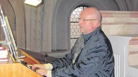 Pater Stefan Kling zeigte sein Können als Organist an der Marienorgel.  