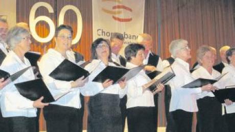 Die Singgemeinschaft Tiefenbach trug an ihrem Festabend zum 60-Jährigen in der Gemeindehalle ein breit gefächertes Lieder-Repertoire vor. 