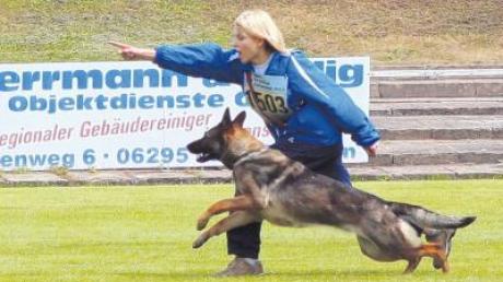 „In diese Richtung geht’s zum Tagessieg.“ Das scheint Tanja Allgaier ihrer Hündin Gina bei der Herbstprüfung des Schäferhundevereins anzudeuten. 