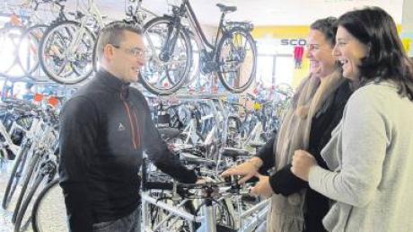 Kay Fischer führt in Illertissen einen Fahrradladen. Er ist einer von 17583 Existenzgründern in Schwaben, wie Barbara Klause (zweite von rechts) von der IHK berichtet. Darüber freut sich auch Wirtschaftsbeauftragte Petra Schwandt.  