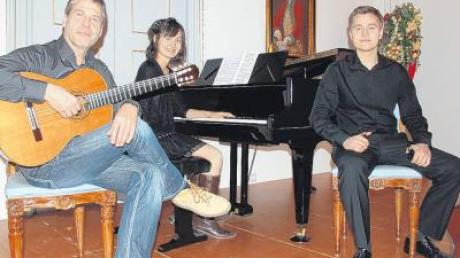 Verführten die Hörer im Barocksaal in die Klangwelt Spaniens: Friedemann Wuttke, Gitarre, Keiko Hattori, Klavier, und Felix Matzura, Kastagnetten.  