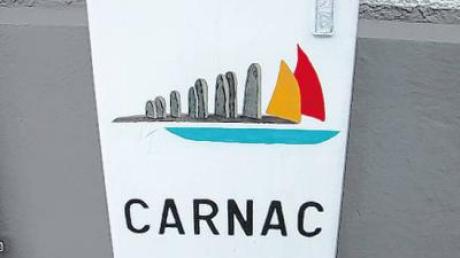 Symbolik: LEW-Kasten am Carnac-Platz mit den Farben der Tricolore, Schiff und Menhiren, von Margarete Zeller. 