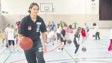 Basketballspieler Dane Watts war aus Ulm angereist, um mit den Schülern der Bellenberger Lindenschule einen Vormittag lang zu trainieren. 