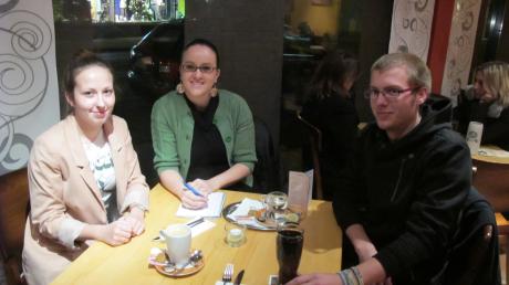 Julia Dürr, IZ-Mitarbeiterin Stephanie Sartor und Johannes Kraus (von links) trafen sich auf einen Kaffee, um über ferne Länder, nahe Probleme und die Frage zu sprechen, in welche Richtung die Pläne des neuen JuPa gehen sollen. 