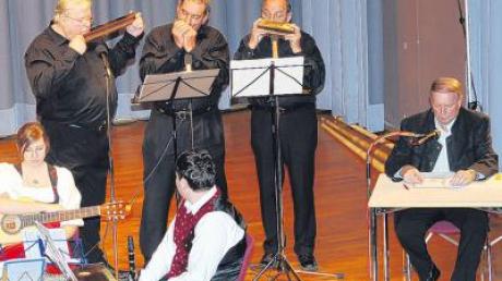 Schorsch Zinkel (rechts) freut sich auf die vielen Gruppen, die bei Musik und Mundart spielen werden, unter anderem das Mundharmonika Trio.  