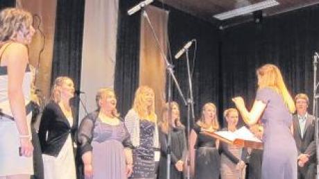 Das Jugendorchester „WITA“ und der „Jugendchor Illerberg-Thal“ (hinten) präsentieren den Chornamen „Stimmwerk“. Bild unten: der Chor in Aktion. 