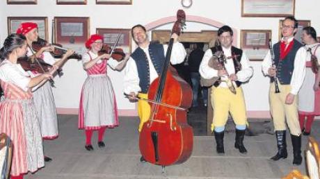 Wenn einem da nicht das Herz aufgeht! Lebensfreude pur zeigten diese tschechischen Musiker in historischen Gewändern beim Abendessen auf der malerischen Burg in Elbogen. 