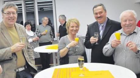 Gemeinsam mit Vereinsvertretern, Gemeinderäten sowie Bürgerinnen und Bürger stieß der Winterrieder Bürgermeister Gerhard Brosch (im Bild Zweiter von rechts) auf das neue Jahr an. 