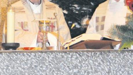 Am Altar von St. Martinus, Dietenheim, feierte Kardinal Walter Kaspar (links) zusammen mit Pfarrer Gerhard Bundschuh einen Festgottesdienst. 