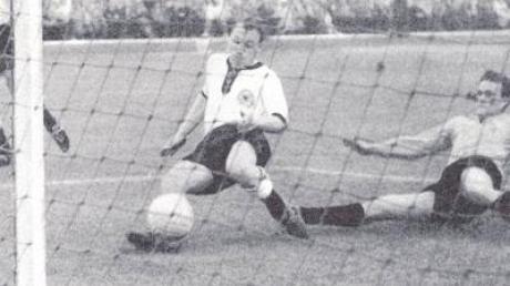 Sein erstes Tor in einem Länderspiel erzielte Uwe Seeler 1958 mit einem Kriener-Ball. Die Partie gegen Argentinien endete 3:1 für die Bundesrepublik. 