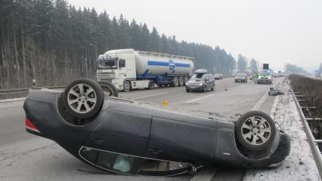 Schwer verletzt wurde die Beifahrerin dieser Limousine, die auf der Autobahn bei Altenstadt mit einem Lastwagen (hinten) kollidiert war und sich überschlug. 