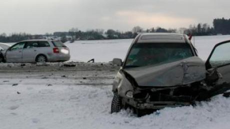 Bei einem Verkehrsunfall zwischen Illertissen und Unterroth wurden vier Personen verletzt. 