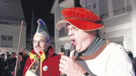Dietenheims Bürgermeister Sigisbert Straub (rechts) hielt seine letzte närrische Rede, denn der Schultes hat die Altersgrenze erreicht. 