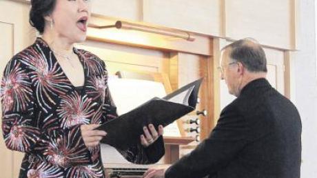 Wolfgang Treß an der Orgel und Sopranistin Haeyoung Shin musizierten in der Heilig-Kreuz-Kirche.  
