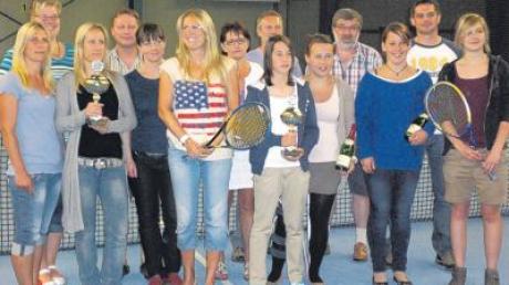 Mannschaftsmeisterschaften in der Kellmünzer Tennishalle: Das Bild zeigt die Mitglieder der siegreichen Teams bei der Preisverleihung.  