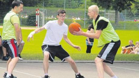 Kampf um den Sieg: Beim Streetball-Turnier des Vöhringer Jugendhauses und des Kreisjugendringes wurden spannende Spiele gezeigt.  