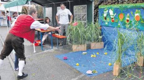 „Schieß den Frosch“ – dieses Spiel der Garten- und Blumenfreunde beim Winterrieder Dorffest machte nicht nur Kindern Spaß. 