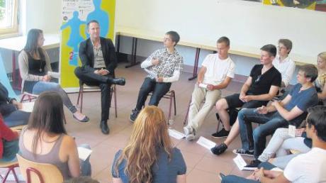 Im Rahmen einer Gesprächsrunde stand „Fonic“-Chef, Kai Czeschlik, den 25 Schülern der Q11 am Illertal-Gymnasium Rede und Antwort. Die hatten sich gut vorbereitet und bohrten auch mal nach. 
